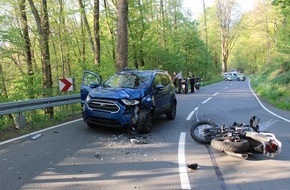 Polizei Rheinisch-Bergischer Kreis: POL-RBK: Wermelskirchen - Motorradfahrer stößt mit Pkw zusammen und wird schwer verletzt