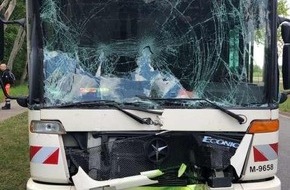 Polizeidirektion Hannover: POL-H: Zeugenaufruf: Kleinwagen schert unvermittelt ein und verursacht Auffahrunfall - Wer kann Hinweise auf den Pkw geben?