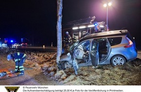 Feuerwehr M&uuml;nchen: FW-M: Pkw prallt gegen Baum (Lochhausen)