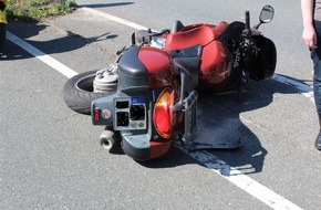 Kreispolizeibehörde Olpe: POL-OE: Motorradfahrer stürzt nach Zusammenstoß mit PKW