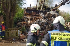 Kreisfeuerwehrverband Segeberg: FW-SE: Feuer zerstört Einfamilienhaus, zwei Verletzte Hausbewohner