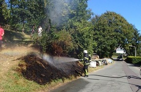 Feuerwehr Plettenberg: FW-PL: OT-Hechmecke. Böschungsbrand durch Eingreifen von Anwohnern glimpflich verlaufen.