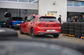 ADAC: ADAC Ganzjahresreifentest mit 16 Kleinwagen-Modellen / Nur einmal Gesamtnote "gut"/ Keine Kaufempfehlung f&uuml;r acht Modelle