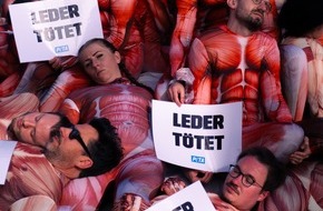 PETA Deutschland e.V.: Aktuelles Bildmaterial von PETA-Großdemonstration in Köln: Mit Berg aus "gehäuteten" Menschen protestierten Tierschützer gegen millionenfaches Töten von Tieren für Lederprodukte