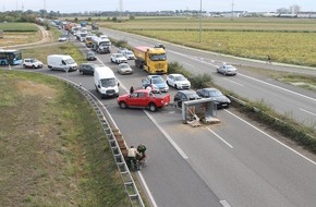 Polizeidirektion Neustadt/Weinstraße: POL-PDNW: Verkehrsunfall durch umgekippten Anhänger / Führerscheinprüfungsfahrt endet jäh