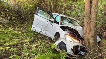 Landespolizeiinspektion Nordhausen: LPI-NDH: Pkw dank Baum vor dem Wasser gestoppt