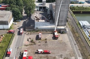 Feuerwehr Essen: FW-E: Langanhaltender Brandeinsatz in Getreidemühle - Glutnester erschweren Löscharbeiten
