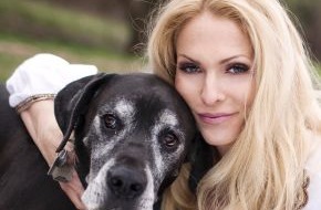 SAT.1: Sonya Kraus: "Ein Leben ohne Hunde wäre für mich ein Hundeleben!" Auftaktsendung ihrer neuen TV-Romanze "Tierisch verliebt" am Sonntag, 27. Januar 2013, um 19.00 Uhr, in SAT.1 (BILD)