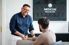 MEDICUM Rhein-Ahr-Eifel GmbH: Neue Hoffnung bei Arthrose: Worum es im kompakten Ratgeber von Dr. Csaba Losonc vom Medicum Rhein-Ahr-Eifel geht