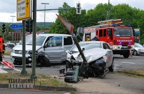 Feuerwehr Iserlohn: FW-MK: Verkehrsunfall mit zwei Verletzten