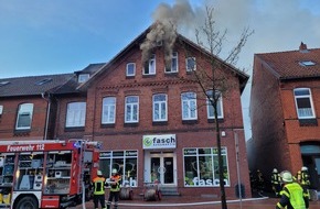 Kreisfeuerwehr Rotenburg (Wümme): FW-ROW: Feuer im Dachgeschoss eines Wohn- und Geschäftshauses im Stadtzentrum