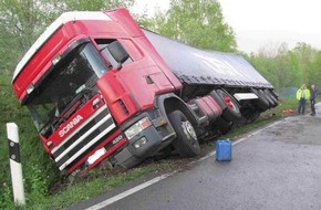 Polizeiinspektion Hameln-Pyrmont/Holzminden: POL-HOL: Bundesstraße 64 - Höhe Vorwohle: Sattelzug im Graben gelandet   -Fahrer stand deutlich unter Alkoholeinfluss / 25.000,--EUR Sachschaden -