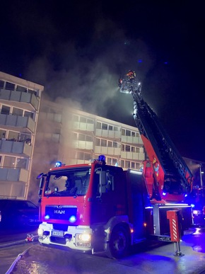 KFV-CW: Tiefgaragenbrand in Altensteig-Wart/Feuerwehr evakuiert mehr als 70 Personen/Ringalarm fordert Rettungskräfte aus der ganzen Region