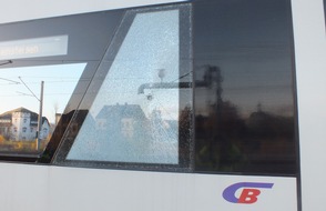 Bundespolizeiinspektion Chemnitz: BPOLI C: Zeugen gesucht - Citybahn mit Gegenstand beworfen