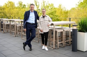 Swiss Life Deutschland: Im Vorfeld zur Weltmeisterschaft: Nationalspielerin Svenja Huth fordert Equal Play und Equal Pay