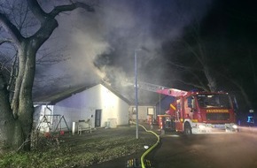 Freiwillige Feuerwehr Sankt Augustin: FW Sankt Augustin: Freiwillige Feuerwehr löscht Dachstuhlbrand