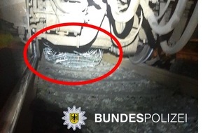 Bundespolizeidirektion Sankt Augustin: BPOL NRW: Bundespolizei sucht Zeugen: Zug kollidiert mit Einkaufswagen in Hennef Siegbogen