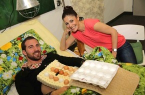 ProSieben: "Galileo Eggsperiment": Kann ein Mensch ein Ei ausbrüten? (FOTO)