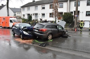 Feuerwehr Dortmund: FW-DO: PKW prallt gegen Betonpfeiler