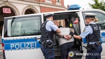 Bundespolizeidirektion M&uuml;nchen: Bundespolizeidirektion M&uuml;nchen: Aggressiver Mann leistet Widerstand gegen Bundespolizisten // Haftrichtervorf&uuml;hrung am Mittwoch