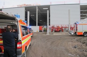 Feuerwehr Düsseldorf: FW-D: Zwölf Meter abgestürzt - Dacharbeiter schwer verletzt