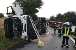 Kreispolizeibehörde Höxter: POL-HX: Lkw stürzt in Kreisverkehr um