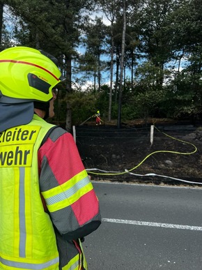 Feuerwehr Weeze: Gemeldeter Fahrzeugbrand greift auf Böschung und Wald über