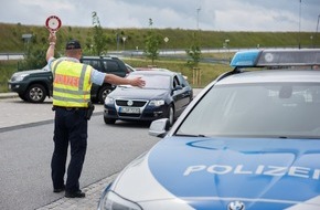 Bundespolizeidirektion M&uuml;nchen: Bundespolizeidirektion M&uuml;nchen: Bundespolizei kontrolliert grenz&uuml;berschreitenden Verkehr / Waffenfund im Fahrzeug