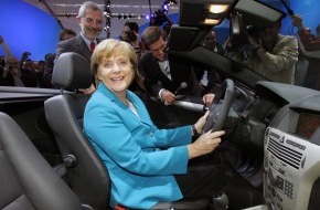 Opel Automobile GmbH: Angela Merkel auf der Frankfurter IAA