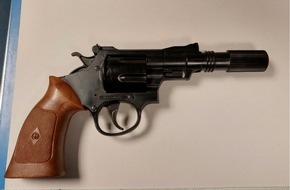 Bundespolizeidirektion Berlin: BPOLD-B: 22-J&auml;hriger mit Anscheinswaffe in S-Bahn unterwegs