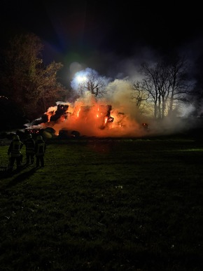 FW-EN: Über 100 Strohballen in Flammen - unruhiger Jahreswechsel für die Hattinger Feuerwehr