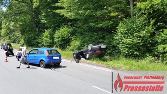 Feuerwehr Plettenberg: FW-PL: Zwei Verkehrsunfälle zu fast gleicher Zeit beschäftigten die Feuerwehr. Kradunfall und PKW überschlagen.