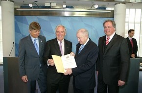Roland Berger Stiftung: Roland Berger Stiftung: Unternehmensberater Roland Berger gründet private Stiftung - Ministerpräsident Beckstein überreicht Stiftungsurkunde - Bundespräsident Köhler wird Preis für Menschenwürde verleihen