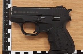 Bundespolizeidirektion München: Bundespolizeidirektion München: Bundespolizei beschlagnahmt fünf illegale Pistolen bei Grenzkontrolle
