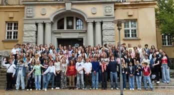 Bildung & Begabung gemeinnützige GmbH: Zwei Schülergruppen aus Niedersachsen und Sachsen-Anhalt siegen beim Sprachenfest 2025 / Zweite Preise für Teams aus Berlin, München, Naumburg (Saale) und Werl