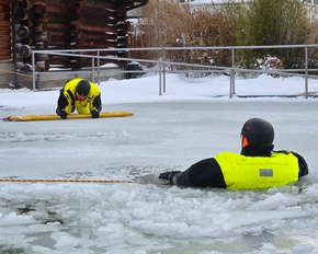 FW Celle: Feuerwehr warnt vor dem Betreten von Eisfl&auml;chen - Eisretter der Feuerwehr Celle einsatzbereit - Feuerwehr &uuml;bt den Ernstfall im Celler Badeland!