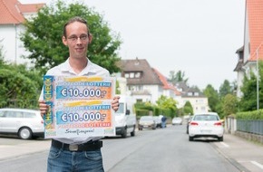 Deutsche Postcode Lotterie: Bielefelder Glückspilz im doppelten Postcode-Jubel