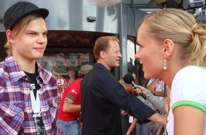 TELE 5: TALK OF FAME - NEWSTICKER: Auf wen Ochsenknecht-Sohn Wilson Gonzalez abfährt, wie Anne Hathaway sich fast umbrachte und warum Gottschalk gerade im Wohnwagen lebt