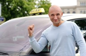 Kabel Eins: Neuer Fahrer, neues Glück: "Quiz Taxi Reloaded" mit Murat Topal (mit Bild)