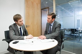 DVAG Deutsche Vermögensberatung AG: Vermögenswirksame Leistung: "Azubis verschenken Geld" / Viele Azubis und Berufseinsteiger wissen nicht, dass sie ganz einfach von zusätzlichen Geldleistungen ihres Arbeitgebers profitieren können (FOTO)