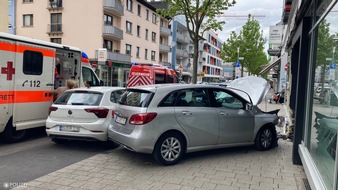 Polizeipräsidium Westpfalz: POL-PPWP: Auto kracht gegen Wohn- und Geschäftshaus