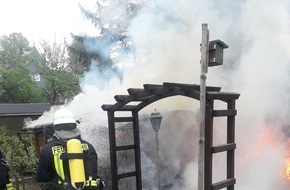Freiwillige Feuerwehr Breckerfeld: FW-EN: Gartenlaube brennt in voller Ausdehnung