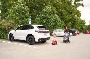 ADAC: ADAC fordert gesetzliche Pflicht für Notbremsassistent beim Rückwärtsfahren / Systemvergleich beweist: Technik hat Serienreife erreicht / Rechtliche Grundlage könnte etliche Unfälle verhindern