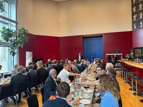 Pressemitteilung: Jahreshauptversammlung des VHI: Holzwerkstoff- und Innentürenindustrie sendet starkes Signal für Aufbruch und Zusammenhalt
