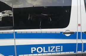 Bundespolizeiinspektion Flensburg: BPOL-FL: Mann bewirft Polizeifahrzeug mit Absperrbarke