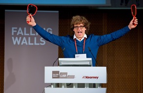 Kearney: Falling Walls Lab sucht 100 Ideen, um die Welt zu verändern / Junge talentierte Forscher, Unternehmer und Berufstätige können sich bis zum 22. September 2013 bewerben