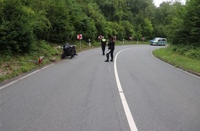 Kreispolizeibeh&ouml;rde H&ouml;xter: POL-HX: Motorradfahrerin st&uuml;rzt auf der L838