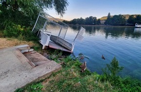 Polizeipräsidium Einsatz, Logistik und Technik: PP-ELT: Tankmotorschiff kollidiert mit Steiger