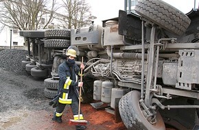 Feuerwehr Essen: FW-E: Kippsattelzug mit Schotter beim Entladen umgestürzt, niemand verletzt