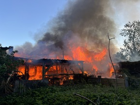 FW Lüchow-Dannenberg: +++ brennender Schuppen breitet sich auf Wohnhaus aus +++ Bewohner können sich unverletzt in Sicherheit bringen +++ Über 100 Feuerwehrleute im Einsatz +++